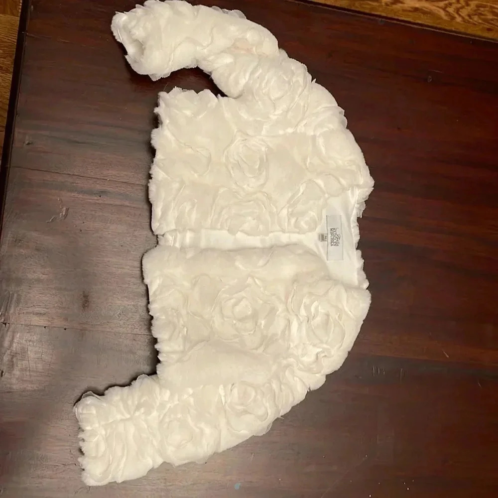 Belle Badgley Mischka white faux fur rosette design shrug size M